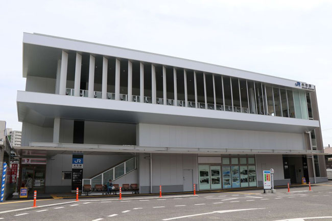 JR山陽本線を跨ぐ自由通路を整備し、大竹駅舎を橋上化しました。