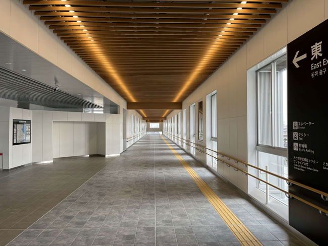 JR山陽本線を跨ぐ自由通路を整備し、大竹駅舎を橋上化しました。
