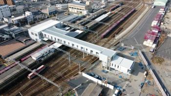 JR山陽本線を跨ぐ自由通路を整備し、大竹駅舎を橋上化しました。