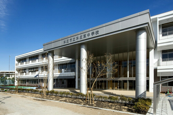 学校施設の整備をしています